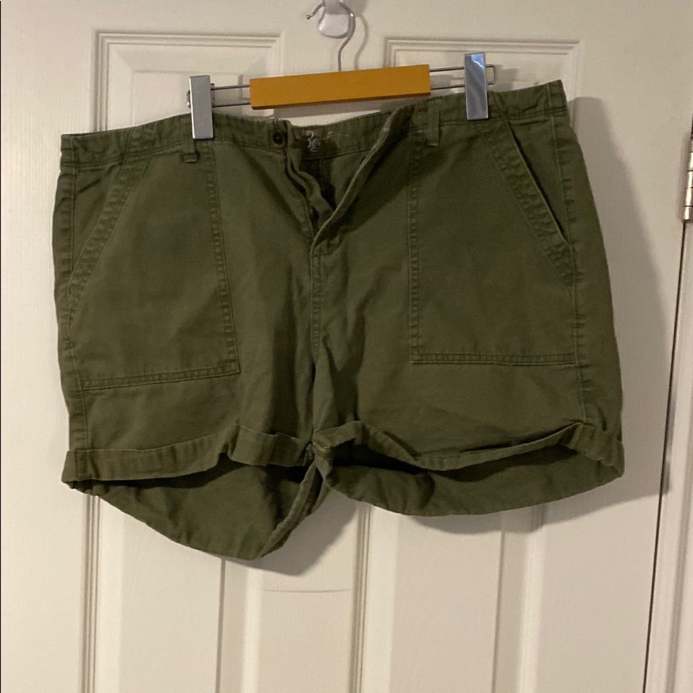 Green Cargo Shorts with Relaxed Fit and Cuffed Leg Openings